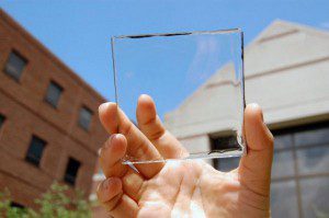 Panneau solaire transparent installé sur une fenêtre à l'université du Michigan, visuellement identique à du verre classique
