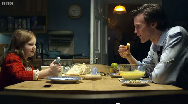 Bâtonnets de poisson panés maison dorés à côté d'un bol de custard pour recette Doctor Who