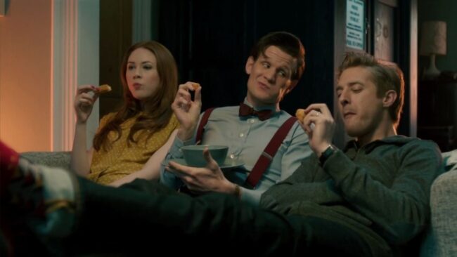 Le Docteur et Amelia Pond partageant des fish fingers and custard dans Doctor Who saison 5