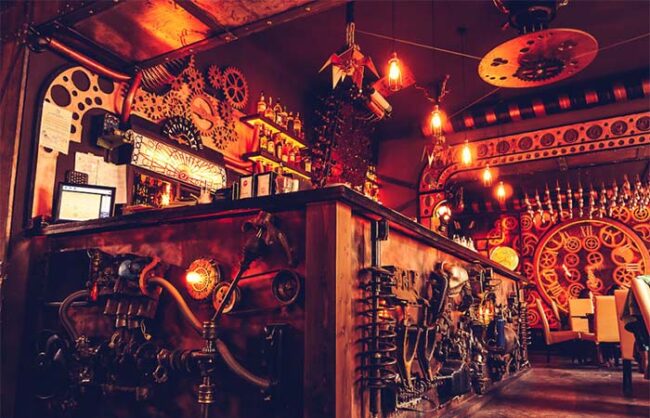 Entrée de l'Enigma Café à Cluj-Napoca avec signalétique steampunk et façade en brique industrielle