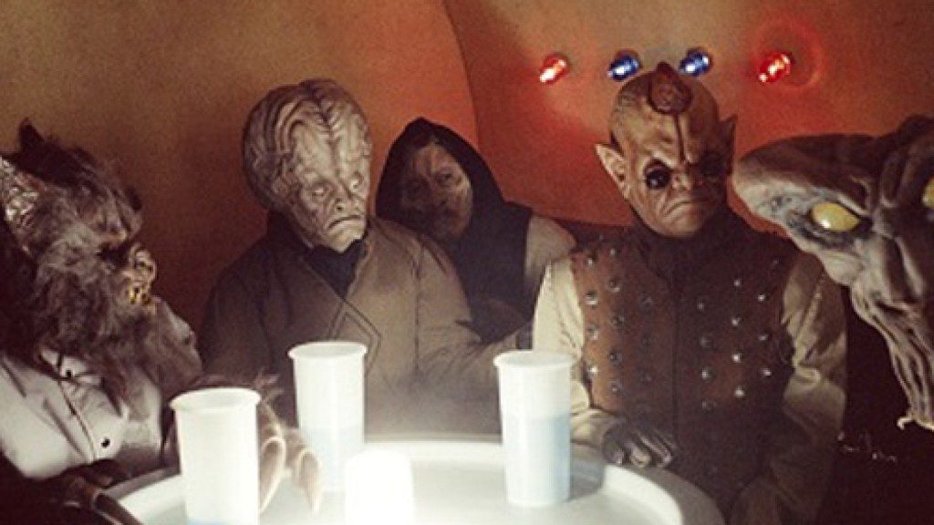 Recettes Star Wars : Cocktails & Gâteau Sarlacc pour votre soirée 2 cantina-creatures-1536x864-201224740128