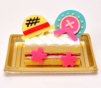 un dessert en gateau avec chapeau one piece