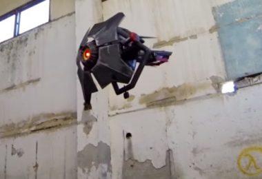 le drone half life 2 fait par un russe dans un décor d'usine désafecté
