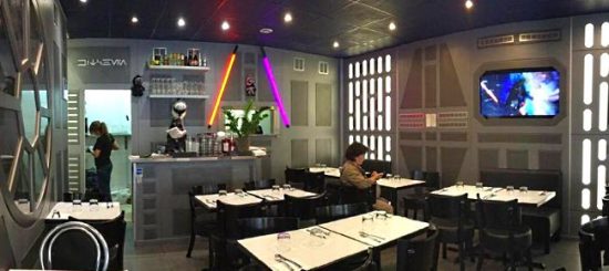 Comptoir de la crêperie Star Wars Odyssey à Paris avec décoration science-fiction et menu en langage impérial