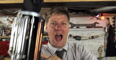 Colin furze rire diabolique montre son gant deus ex