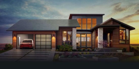 Tuiles solaires Tesla Solar Roof présentées lors de la conférence de 2016, design indiscernable d'une toiture classique