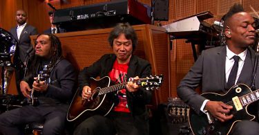 Shigeru Miyamoto et les Roots en live jouent super mario