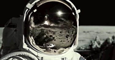 une voiture qui décole dans le casque d'un astronote