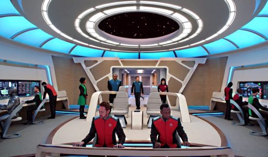 L'équipage du vaisseau USS Orville posant sur la passerelle, série de science-fiction de Seth MacFarlane
