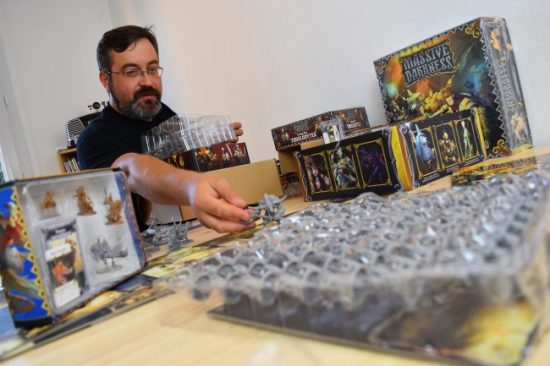 Massive Darkness l'unboxing qui te muscle les bras 1 tout est dit dans le titre merlin débale le jeu de plateau massive darkness