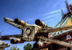 un x-wing en plein air devant des spectateurs du Star Tour de disneyland Paris