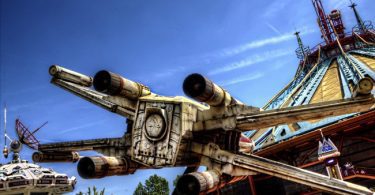 un x-wing en plein air devant des spectateurs du Star Tour de disneyland Paris