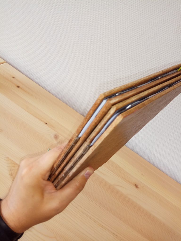 Chronique JDR : fabriquer son écran de jeu de rôles 3 l'écran dans la main