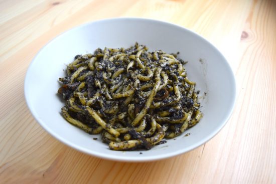 Plat de gagh klingon aux nouilles udon noires servi dans un bol, recette Star Trek maison