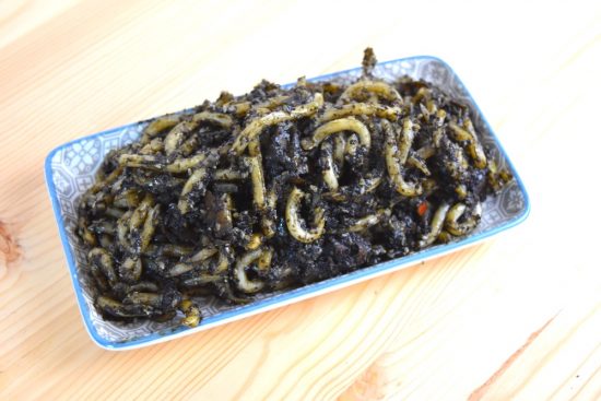 Recette du gagh klingon avec nouilles udon noires à l'encre de seiche, calamars et carottes dans un wok