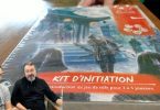 merlin et fletch déballent la boite d'initiation du jeu de rôles L5R V5