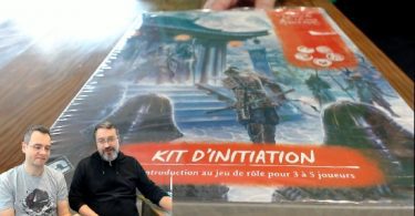 merlin et fletch déballent la boite d'initiation du jeu de rôles L5R V5