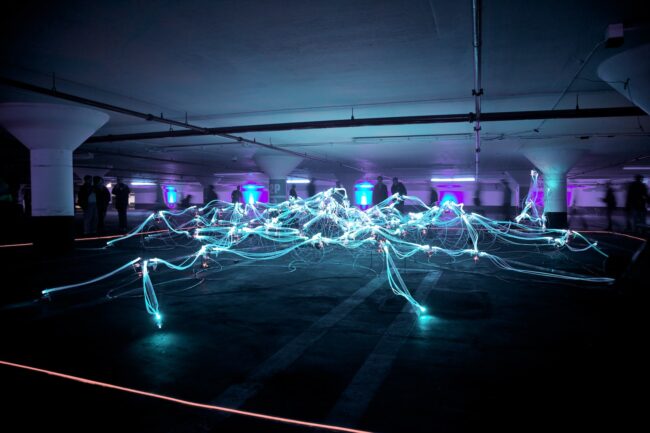 10 domaines transformés par GPT-4 : pronostics 2023 face à la réalité 2026 1 linked neon lights under white painted basement