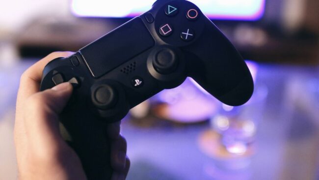 Quels sont les meilleurs outils utilisés par les réparateurs de consoles de jeux ? 1 Une manette PS5