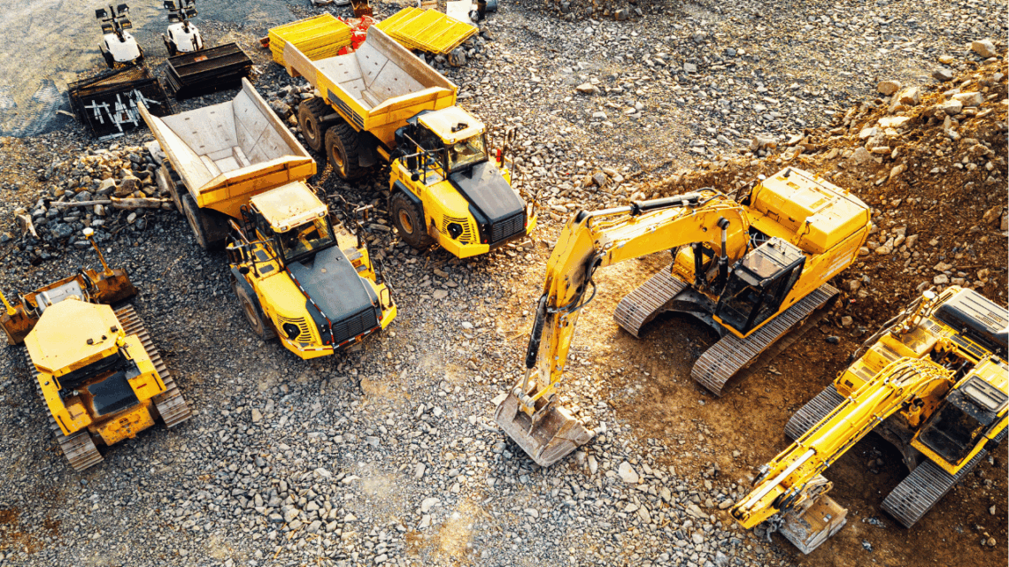 Photos vues de dessus dans une carrière avec différents engins de chantier et ben pour le chantier.