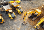 Photos vues de dessus dans une carrière avec différents engins de chantier et ben pour le chantier.