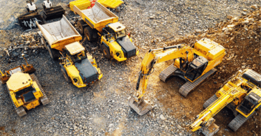 Photos vues de dessus dans une carrière avec différents engins de chantier et ben pour le chantier.