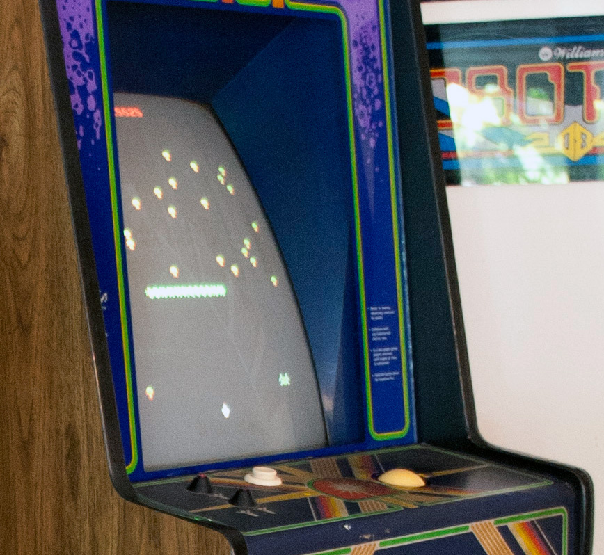 Halt and Catch Fire : la série confidentielle qui raconte l’informatique comme personne 2 Une borne d’arcade Centipede, le jeu auquel joue Cameron Howe dans le pilote de Halt and Catch Fire
